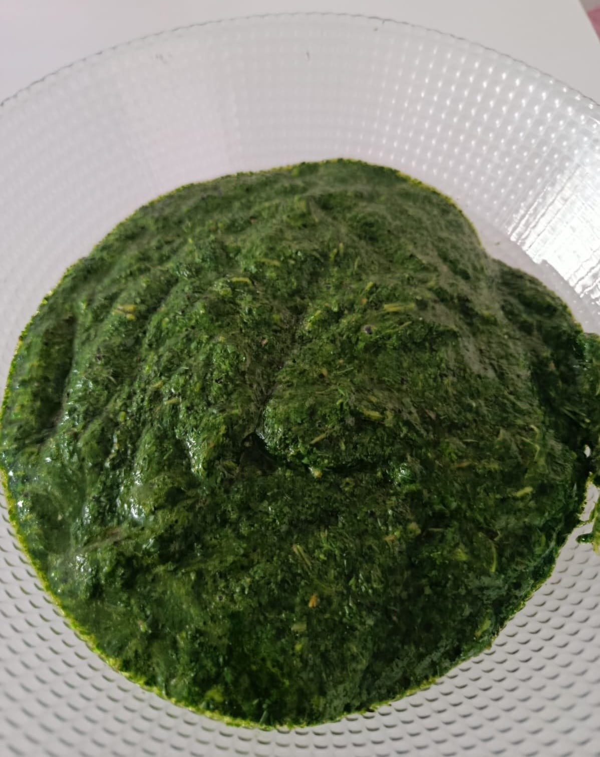 طبق ملوخية جاهز للتقديم مع الأرز